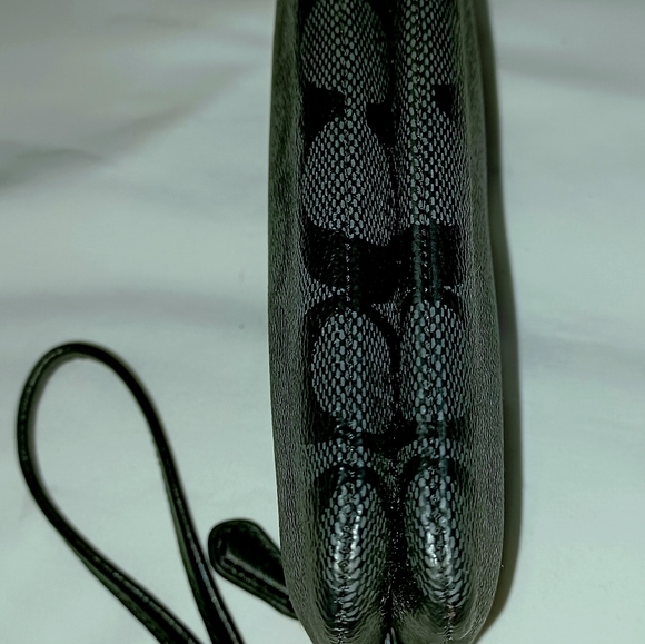 🆕️ COACH DOUBLE ZIPPER WRISTLET. WITH TAGS - Picture 5 of 11